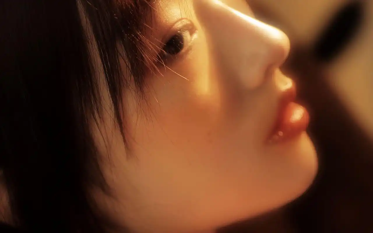 碎花吊带裙美女写真图片桌面壁纸