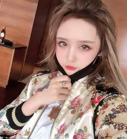 大美微博晒出照片高迪在教儿子玩手机网友小小高发型霸气