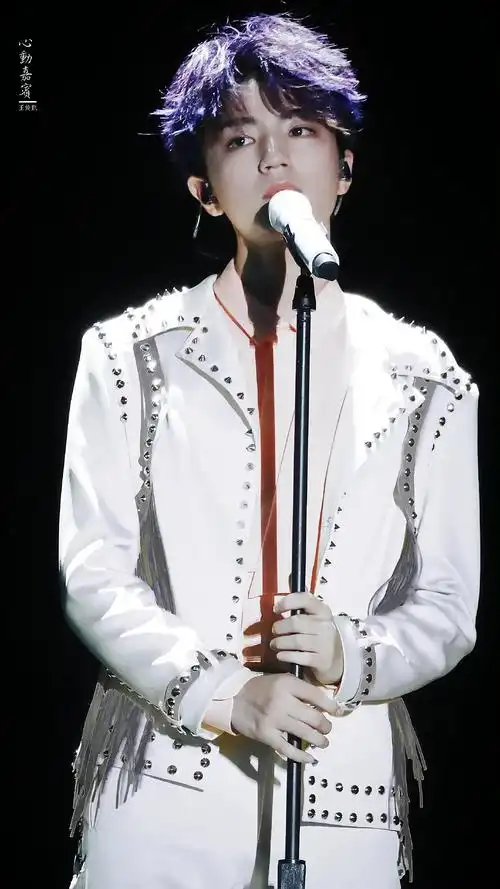 王俊凯立麦杀舞台合集:全开麦live现场往舞台上一站就撩人于无形