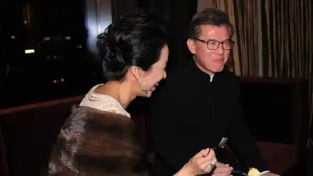 罗康瑞是罗鹰石家族的四子,罗鹰石是香港的十大豪门之一,罗康瑞也被称