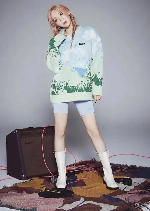 韩国金发女神金泰妍深情款款性感迷人