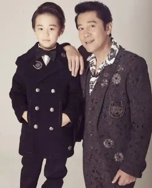 55岁蔡国庆为二胎儿子庆生,6岁庆宝颜值超高,比蔡国庆年轻时候更帅!