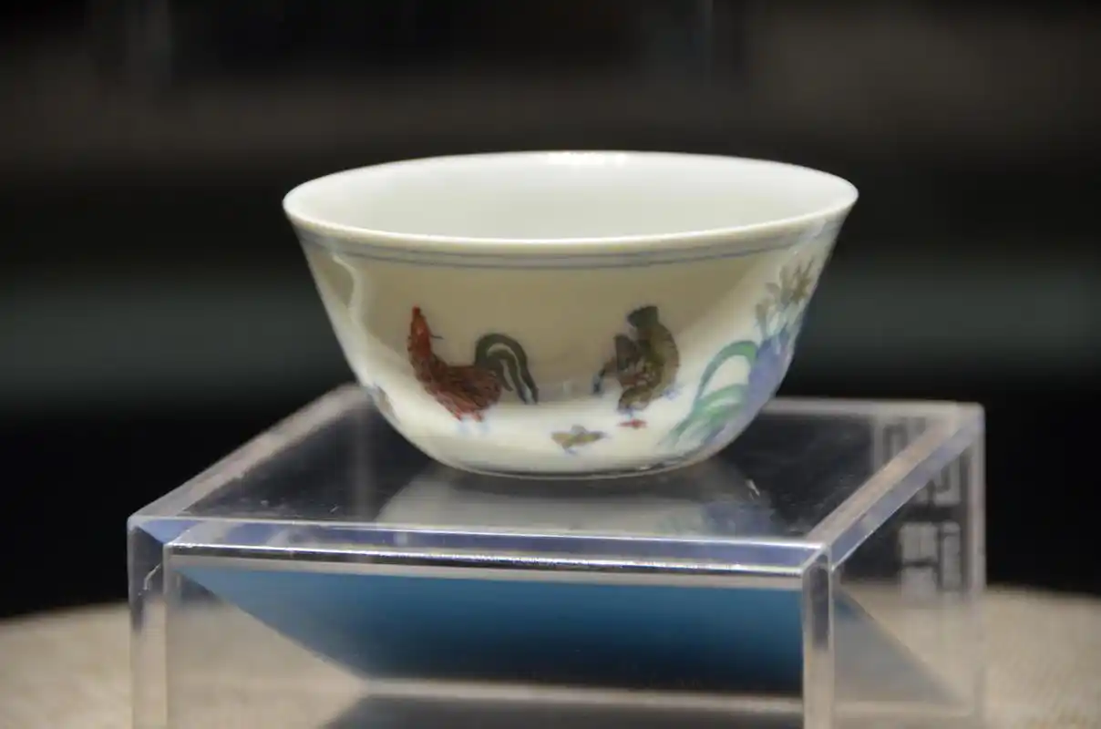 上海隐形富豪,坐拥380亿布局15家上市公司,却在街头站着吃盒饭