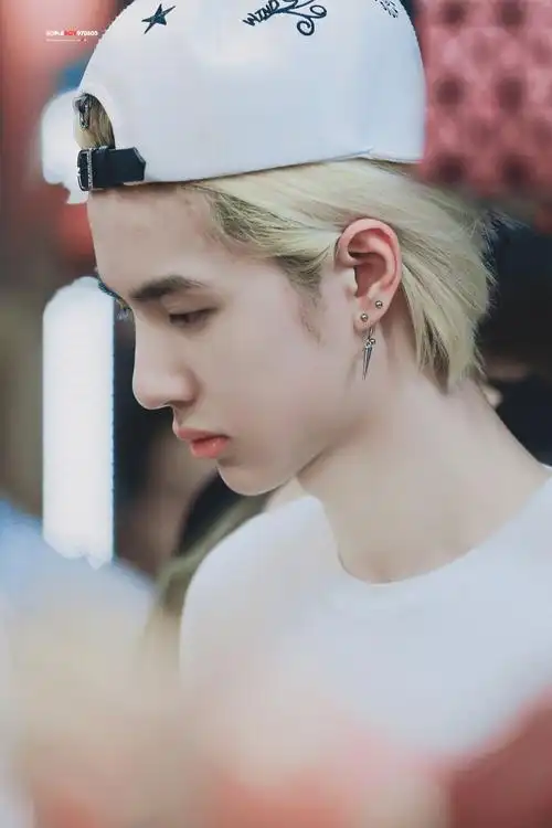 17岁的一博uniq王一博crlogo