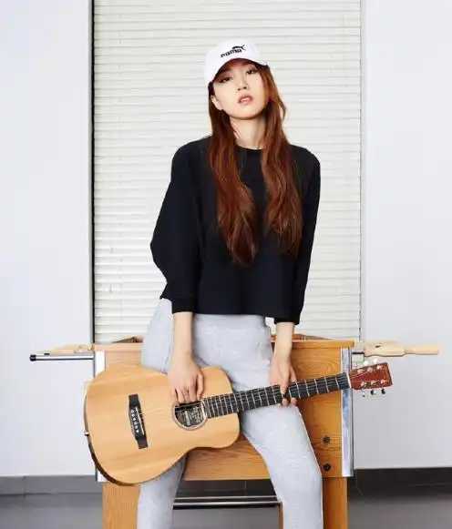 她是周杰伦头号粉丝,参加比赛受罗大佑赏识,从追星变成了明星_刘瑞琦