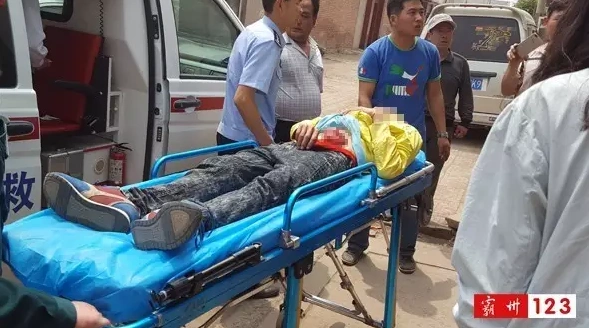 男子被捅肠子流出拼命奔跑 急呼"救我"