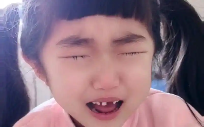 【小学生剪刘海之痛 没有人能笑着剪完头发】给妹妹剪