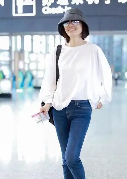 袁泉的气质真绝了白t恤配牛仔裤舒适简约朴素穿搭难掩高级感