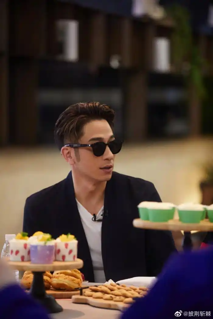 吴卓羲自爆经常被我妈骂,在节目里佩戴的墨镜!现场安利其他哥哥