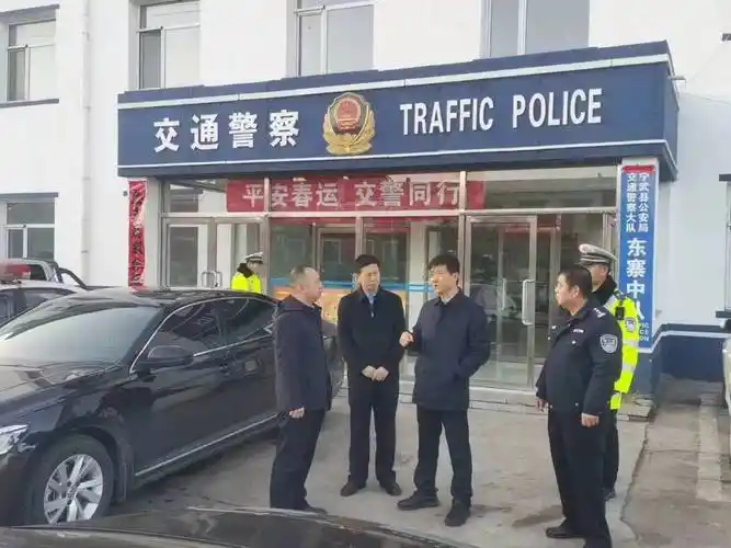 在东寨镇交警中队春运检查点,刘元丰同志实地检查了