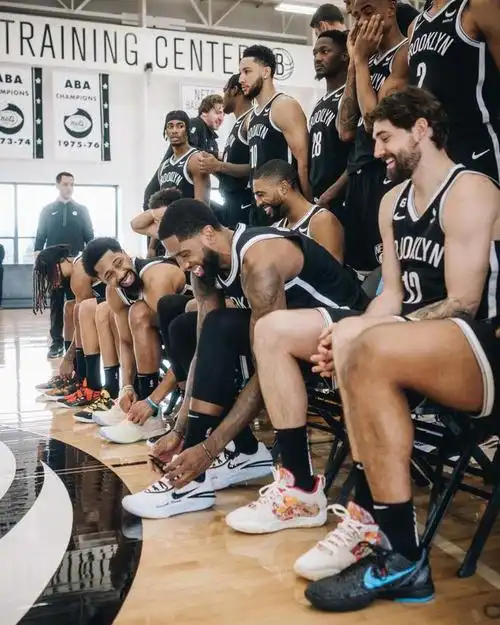 新版篮网全家福全队欢声笑语布里奇斯坐c位西蒙斯亮相