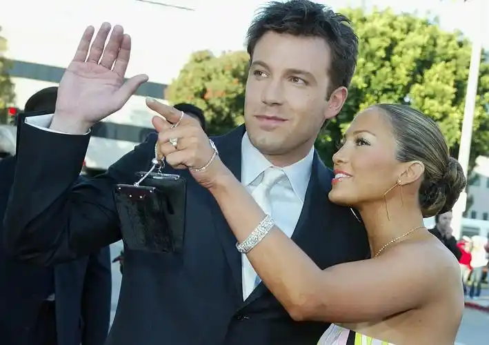 大本和安娜·德·阿玛斯在10个月的约会