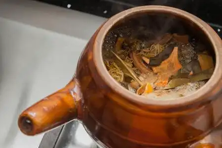 中药组合与搪瓷锅煎煮中药照片