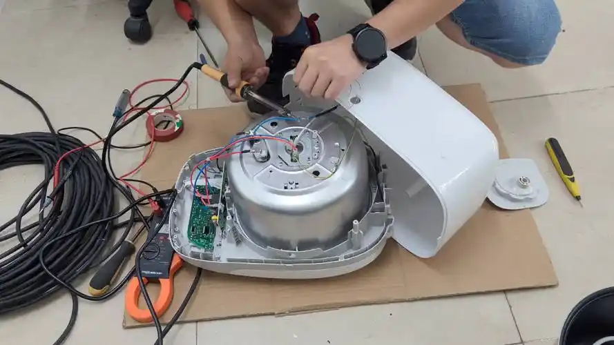 看电工师傅是怎么维修的?