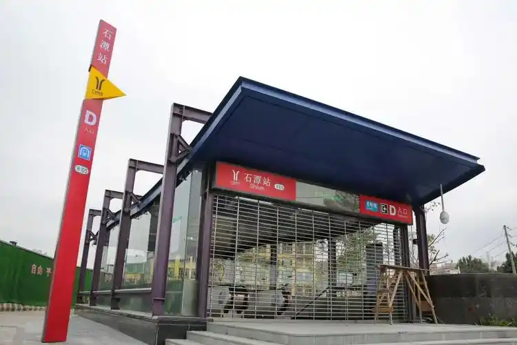 石潭▲在石潭站c出口,可以看到站外小广场建设了一处口袋公园,虽然