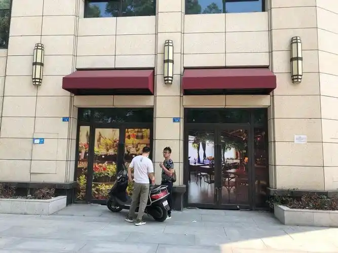 (出租) 餐饮街商铺招租,小区门口,停车方便.