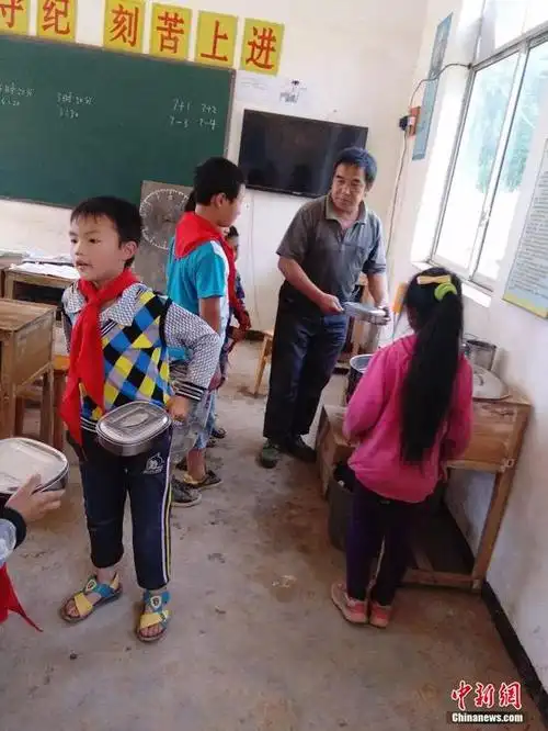 资料图,杨少成给学生热饭.受访者供图