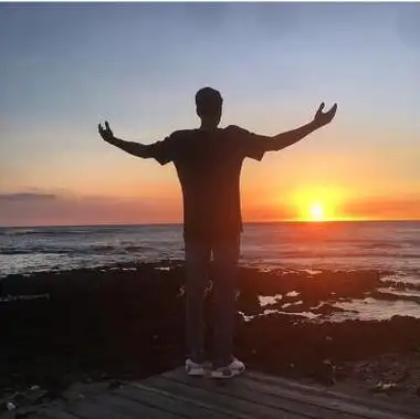 贾斯丁比伯背影大海头像