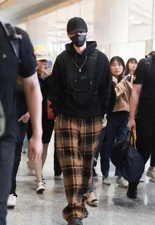 原创蔡徐坤的舞台和私服穿搭反差很大格子裤配工装马甲超有型