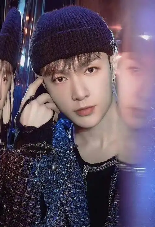 张艺兴女团新综艺开播再谈音乐梦想与导演组起争执引网友热议