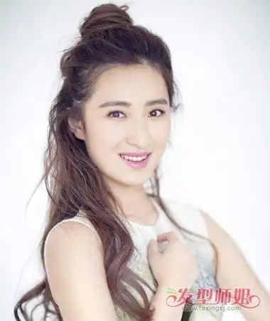 分享到  不要刘海但是完全是用卷发那制作出来的女生半扎丸子头发型