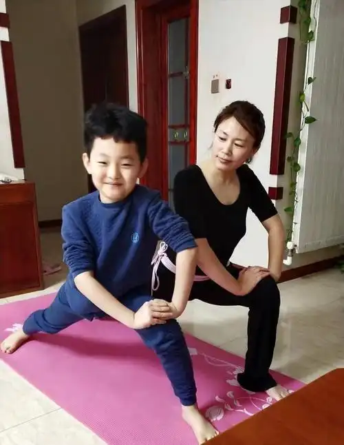 和家长一起争做"室内运动小达人",增强个体免疫