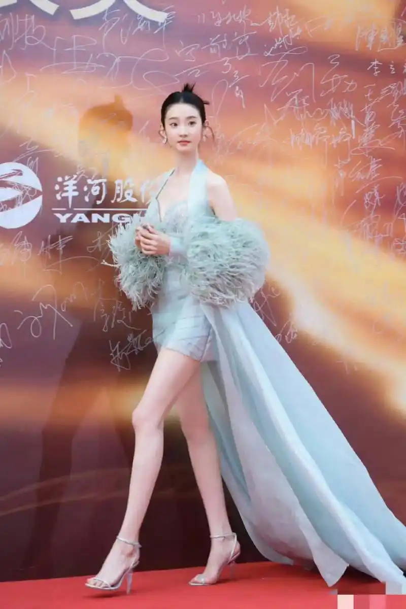 娱乐圈中腿最漂亮的三位女明星,关晓彤,孙千,张艺凡,太让人羡慕了!