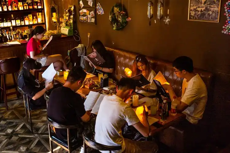 打开凤凰新闻,查看更多高清图片剧本杀正在以野蛮的姿态生长着.