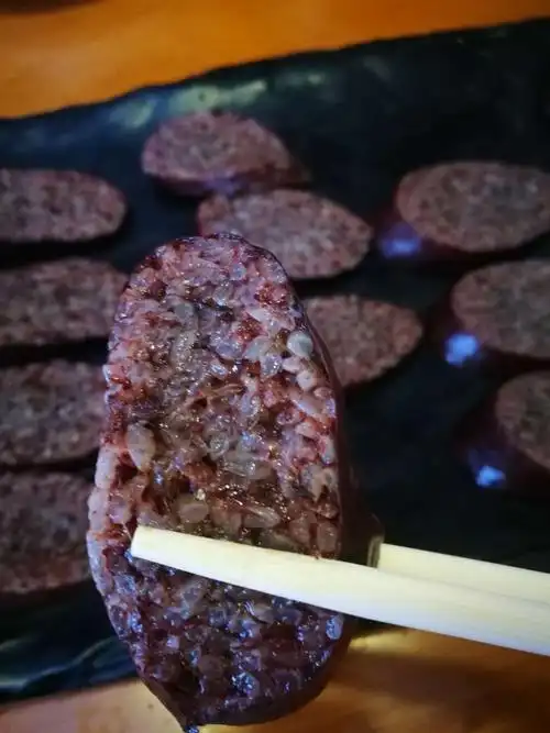 米肠,猪大肠灌进糯米,我吃不出猪大肠的味道,只有粘粘的糯米味.