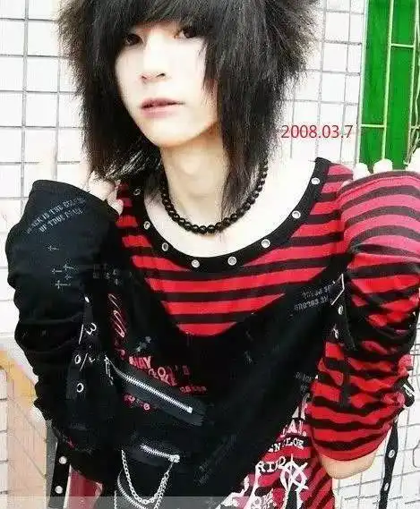 11岁成为"葬爱家族"创始人,长相帅气受富婆追捧,如今活成这般模样