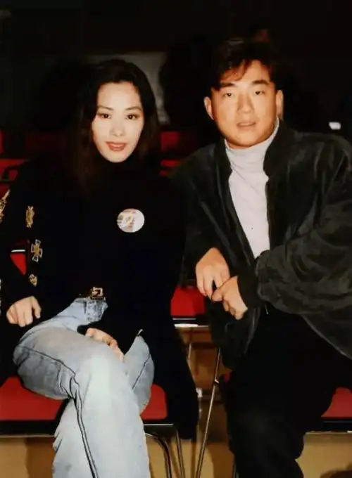 歌手吕方:和郑裕玲相恋16年无果,娶小16岁娇妻,56岁老来得子