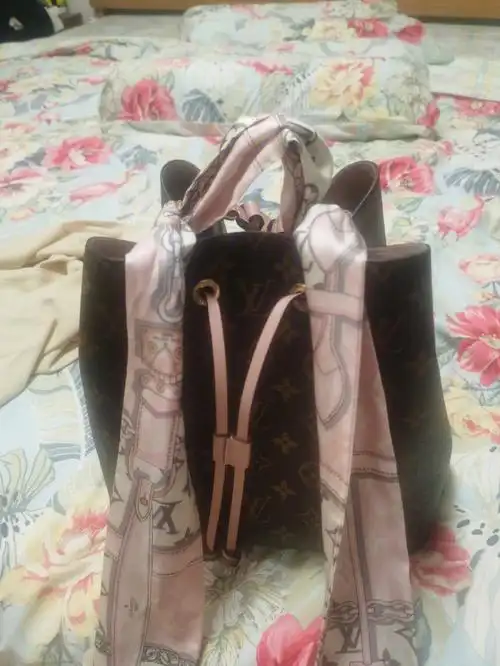 lv粉桶的丝巾系法