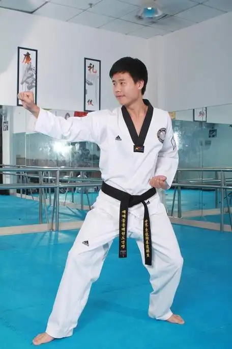 跆拳道绿带基本功做法 图解