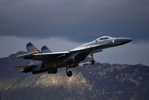 夕阳下散发出金色光泽 直击歼-11战机实战化飞行训练