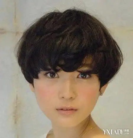 图蘑菇头短发脸大女生发型图片让你俏丽时尚个性十足