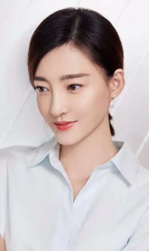 王丽坤美照,纯美靓丽,青春范十足,甜笑迷人