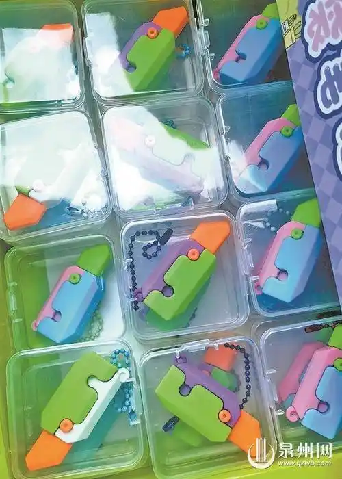 校外文具店"萝卜刀"火爆 小学生扎堆"玩刀"引担忧_玩具_孩子_动作