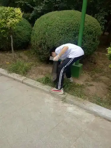 通辽七中七年一班社会实践活动 西拉木伦公园捡垃圾公益活动