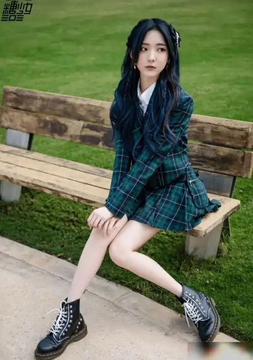 郑乃馨也对格纹裙下手,满屏都是大长腿,这少女感