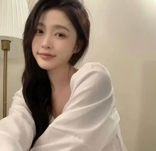 女生头像月亮坠入不见底的海