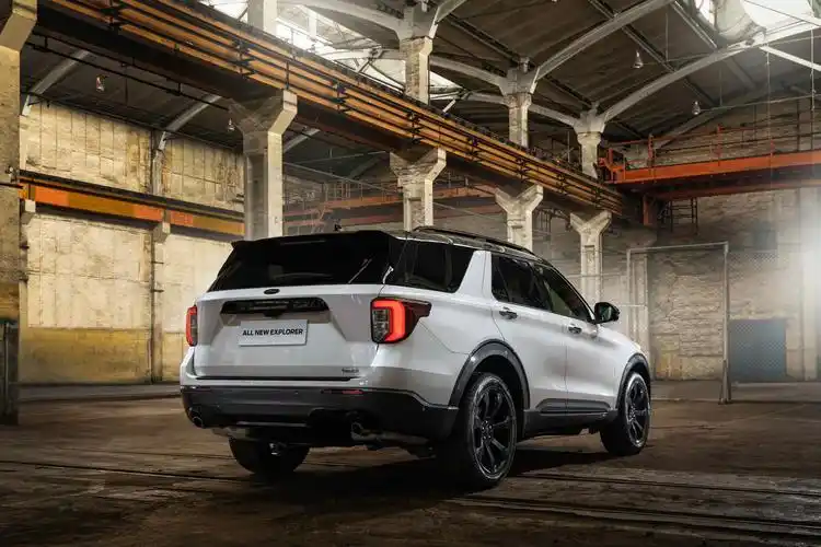 顶配不到40万,纵置后驱,第六代福特探险者上市