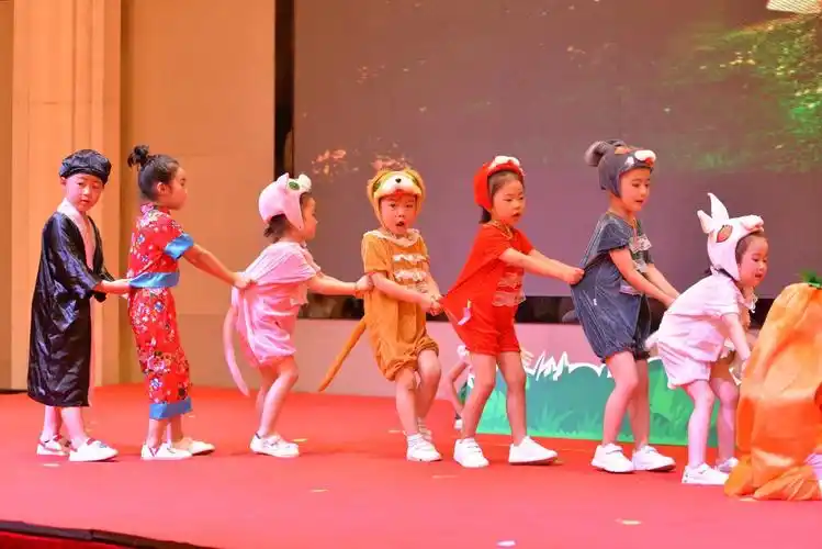 中一班英语舞台剧《拔萝卜》