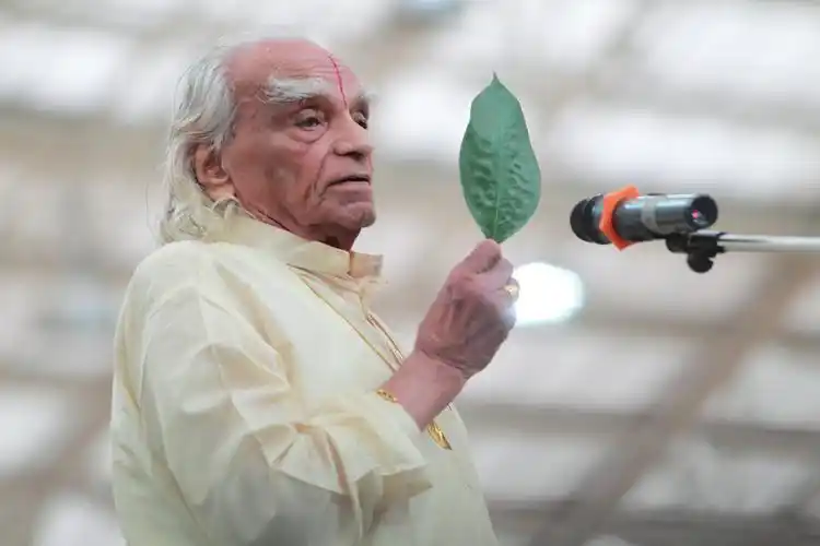 k.s. iyengar.艾扬格大师曾说:"你真诚地投入瑜伽,我永远在你身边.