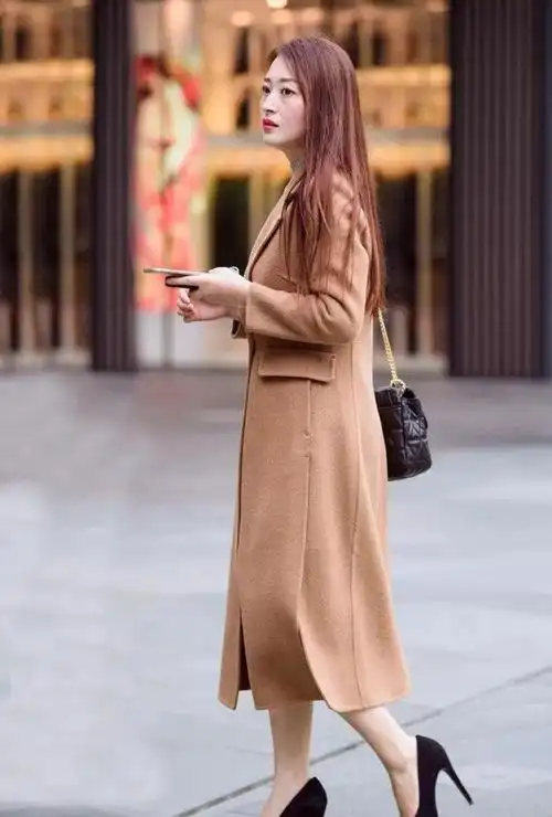 气质女生的时尚穿搭,秋冬季选一身过膝毛呢大衣搭配,显瘦又显高