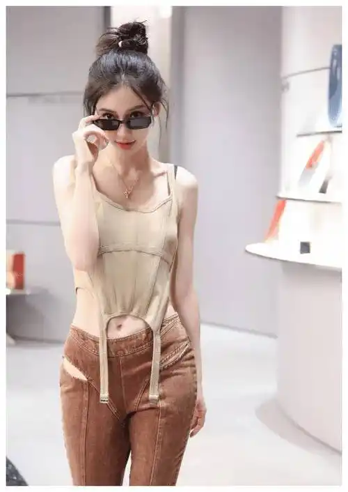 35岁angelababy晒泳装美翻了,对比15年前的泳装照,更瘦了_泳衣_社交