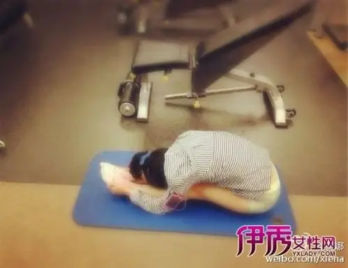 谢娜晒压腿拉筋照 被调侃用生命证未孕