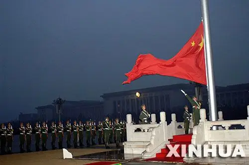 3月3日晨,武警战士在北京天安门广场升起国旗.