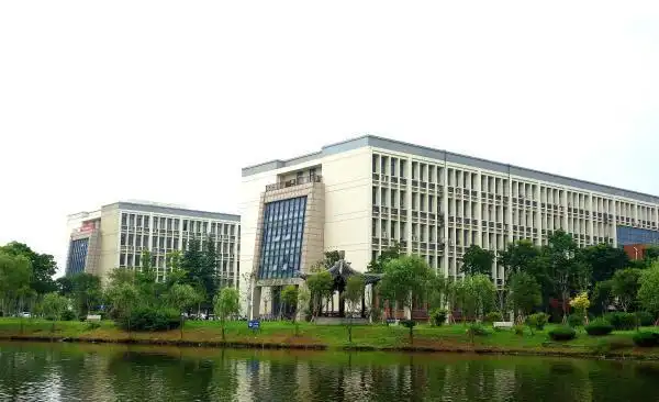江苏农学院(前身为苏北农学院),扬州工学院(前身为扬州工业学校),扬州