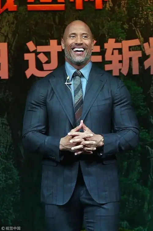 "巨石"强森北京宣传新片《勇敢者游戏》 频瘪嘴拍手大送表情包