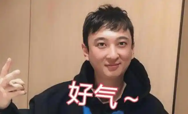 王思聪感情风波后首露面与朋友逛外滩相聊甚欢造型被指像爱豆